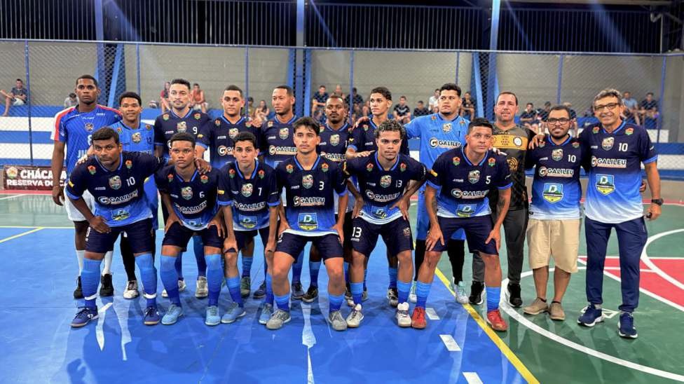 Goleiro do Itamaraju Futsal em ação durante partida